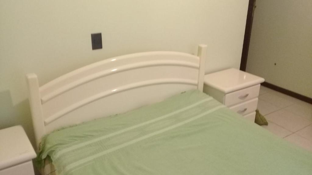  Apartamento de 2 domitórios e 1 garagem no centro de Bombinhas 50 metros da praia na Avenida principal próximo ao shopping Punta Blu
