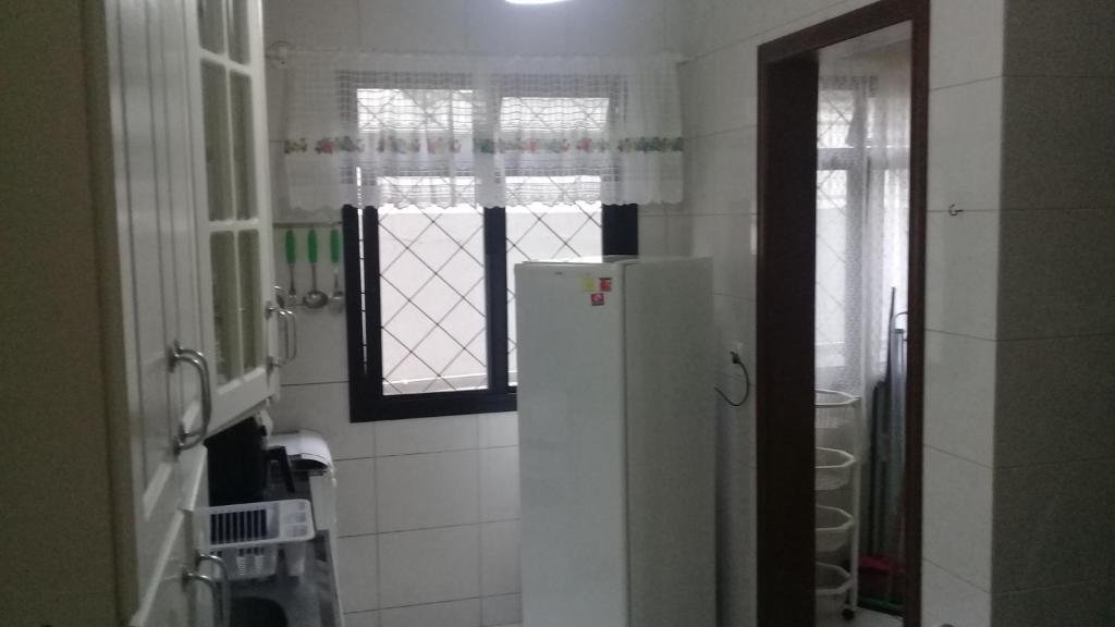  Apartamento de 2 domitórios e 1 garagem no centro de Bombinhas 50 metros da praia na Avenida principal próximo ao shopping Punta Blu