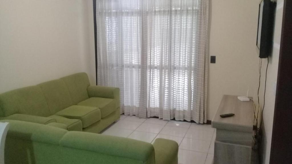  Apartamento de 2 domitórios e 1 garagem no centro de Bombinhas 50 metros da praia na Avenida principal próximo ao shopping Punta Blu