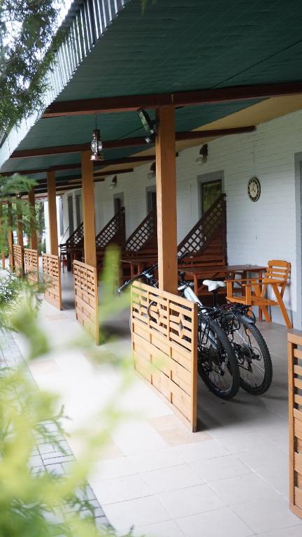 un grupo de motocicletas estacionadas bajo un porche cubierto en Camping nr 61, en Elbląg