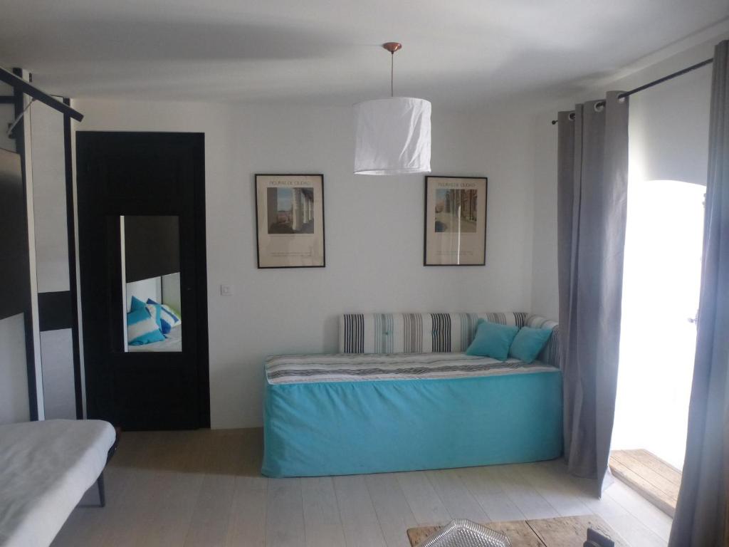 夏慕尼白朗峰的住宿－道夫住宿公寓，一间卧室配有蓝色的床和镜子