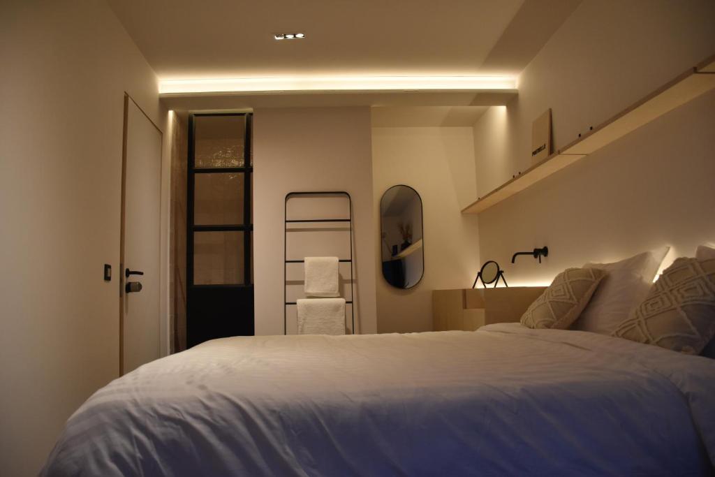 Postel nebo postele na pokoji v ubytování Poutrelle Guestrooms