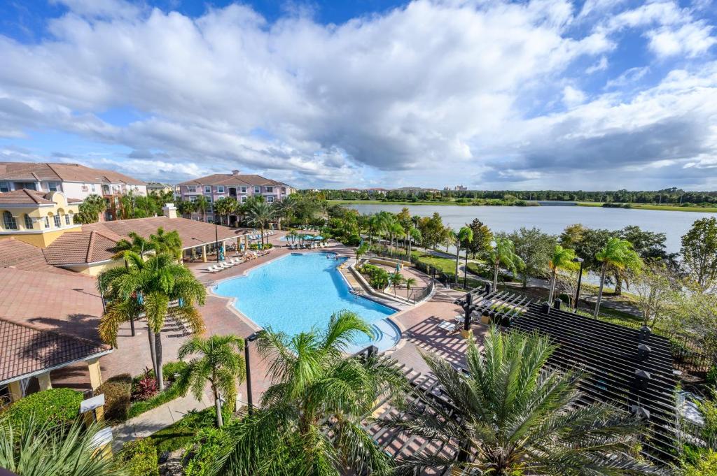 una vista aérea de la piscina del complejo con un lago en Vista Cay Resort by Millenium at Universal Blvd., en Orlando