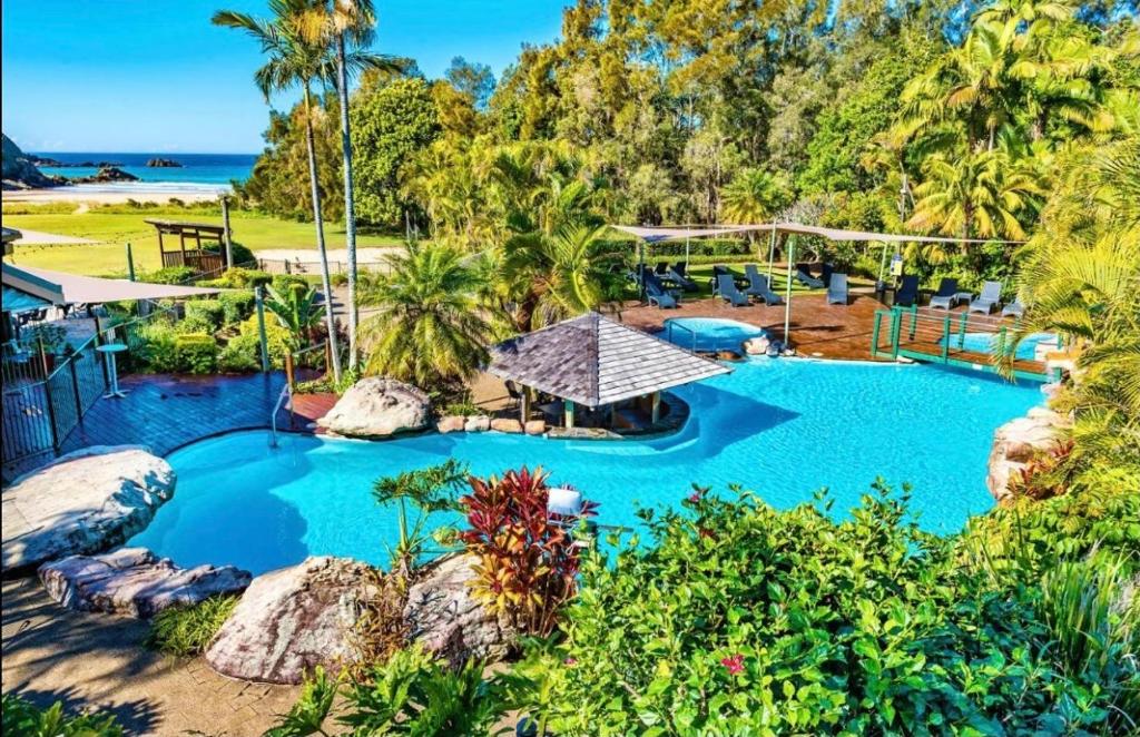 obraz basenu w ośrodku w obiekcie Superb Villa in Beach Resort w mieście Coffs Harbour