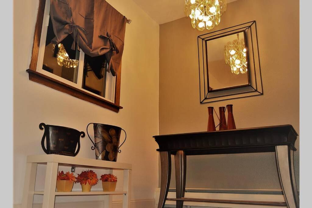 um quarto com uma mesa e um espelho e alguns vasos em Arhaus 3 em Grand Forks