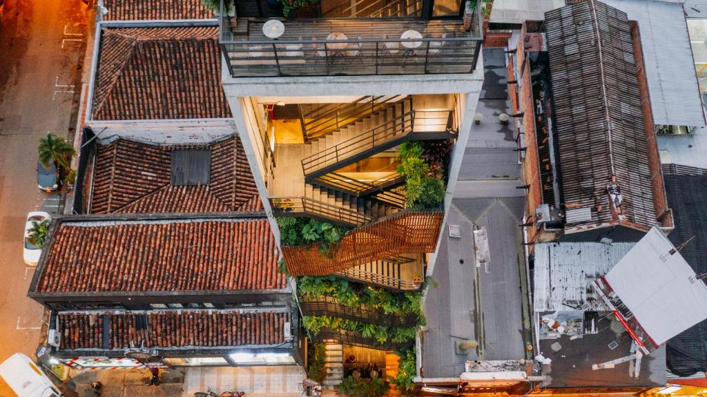 una vista aérea de un edificio con balcón en The Somos Beats Hotel & Rooftop, en Medellín