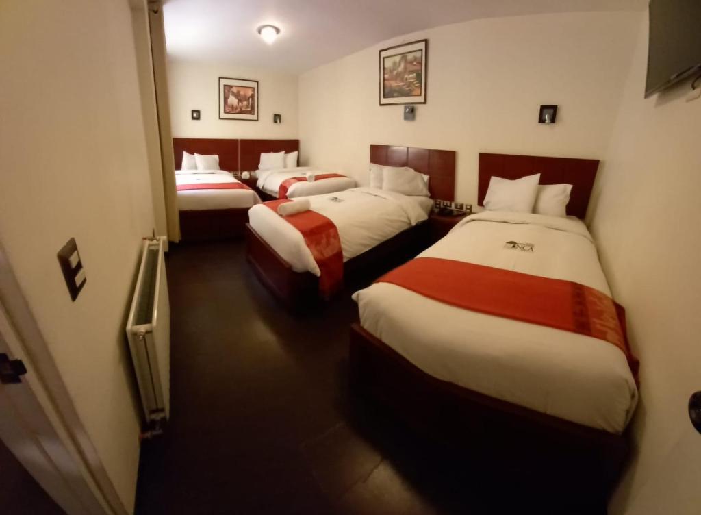Postel nebo postele na pokoji v ubytování Golden Inca Hotel
