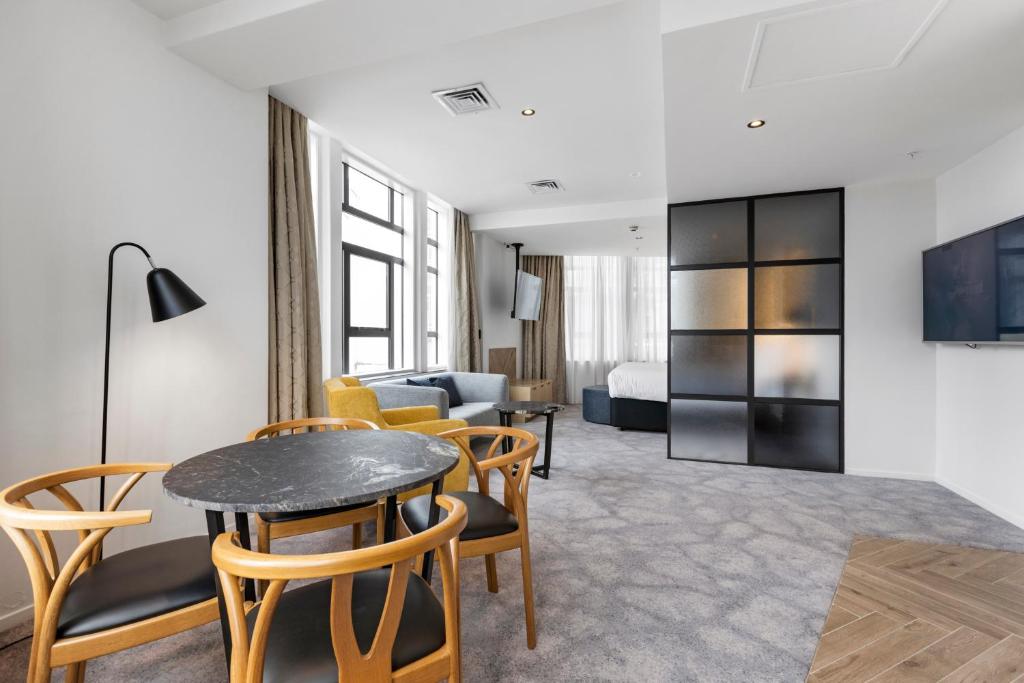 TV a/nebo společenská místnost v ubytování Legacy Airedale Hotel Auckland