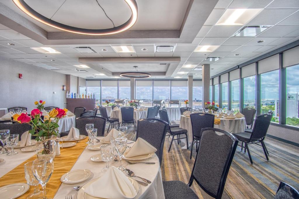 Restoran ili neka druga zalogajnica u objektu Holiday Inn Miami International Airport by IHG