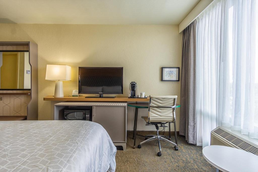 TV i/ili zabavni centar u objektu Holiday Inn Miami International Airport by IHG