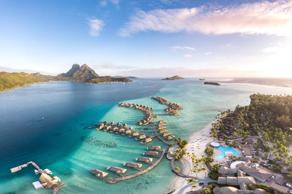 una vista aérea de un complejo en el océano en Le Bora Bora by Pearl Resorts en Bora Bora