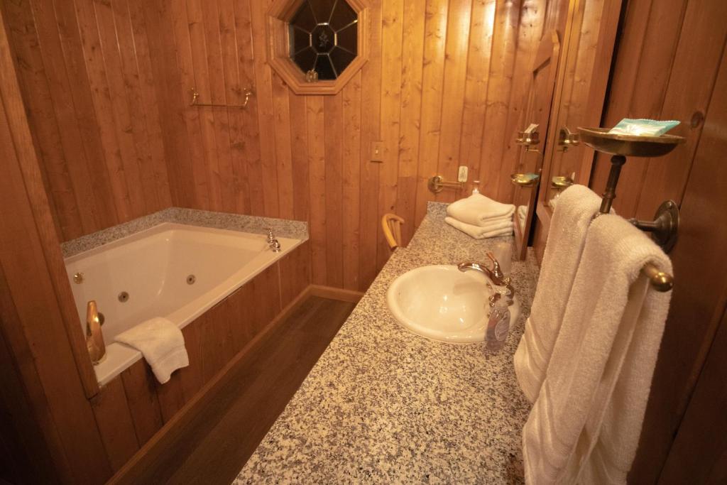 Tucker Peak Lodge - Family Room With Private Bathroom