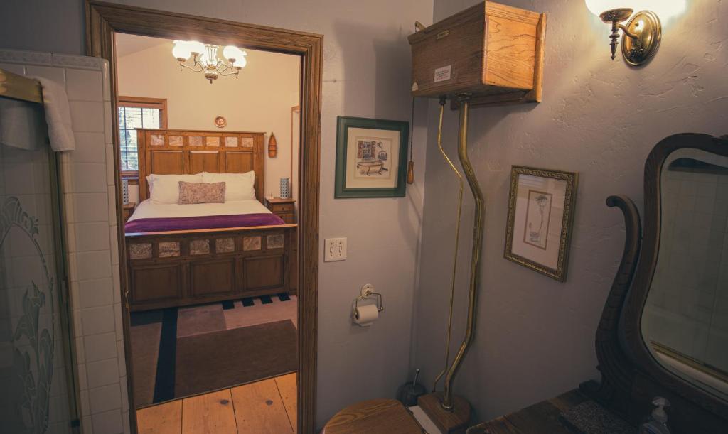 Tucker Peak Lodge - Deluxe Queen Room