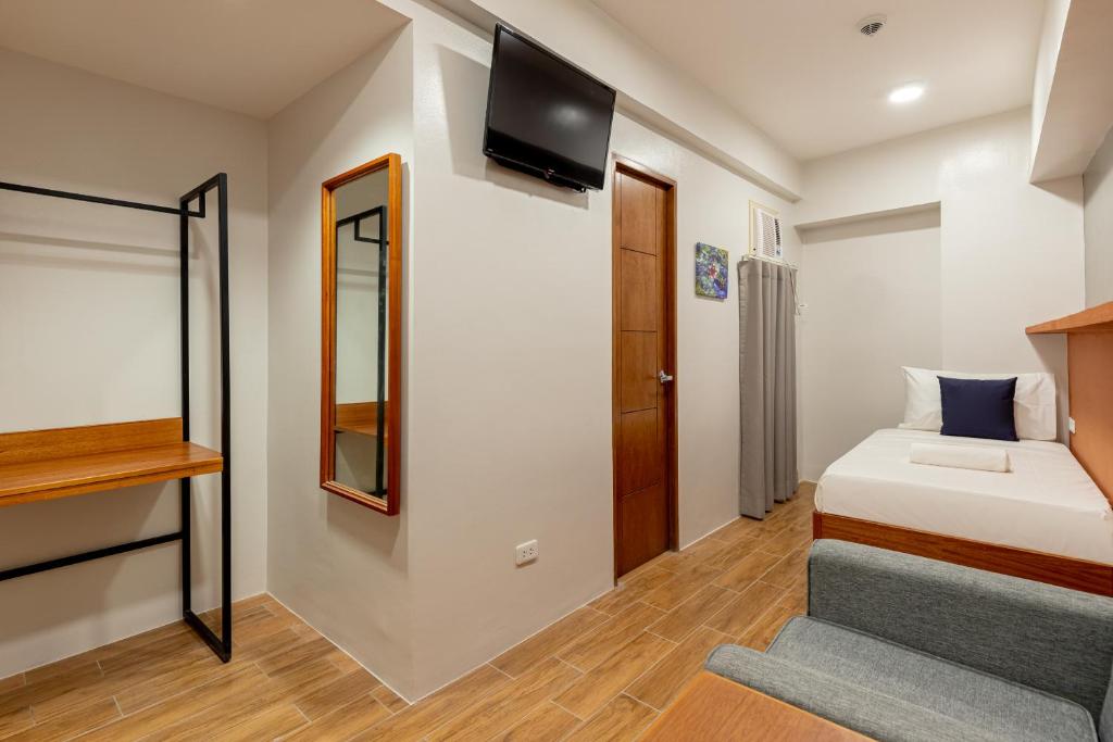 Postel nebo postele na pokoji v ubytování iHotel Uptown BGC