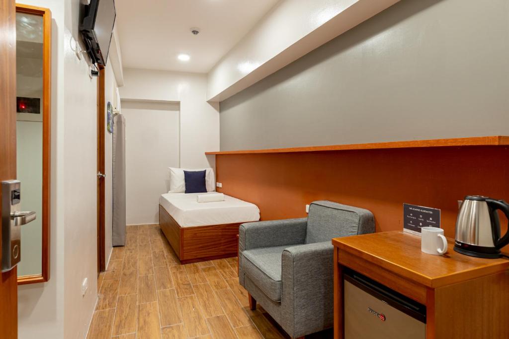 Postel nebo postele na pokoji v ubytování iHotel Uptown BGC