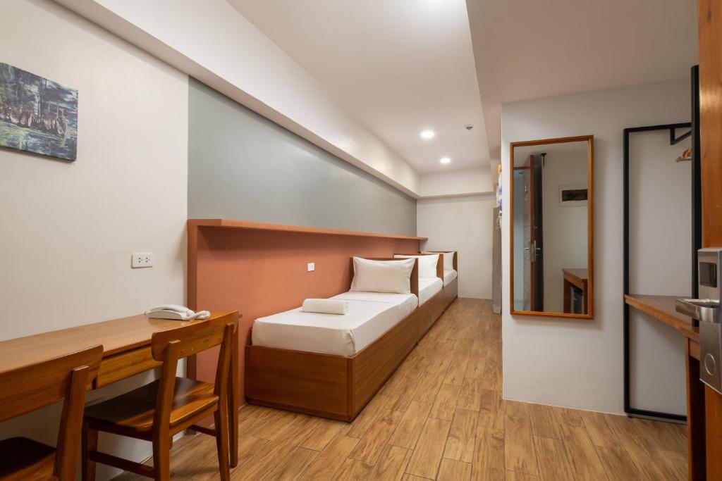 Postel nebo postele na pokoji v ubytování iHotel Uptown BGC