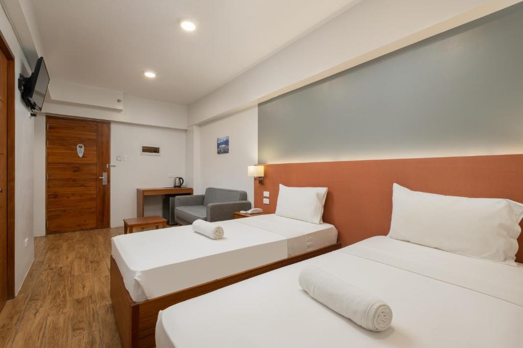 Postel nebo postele na pokoji v ubytování iHotel Uptown BGC