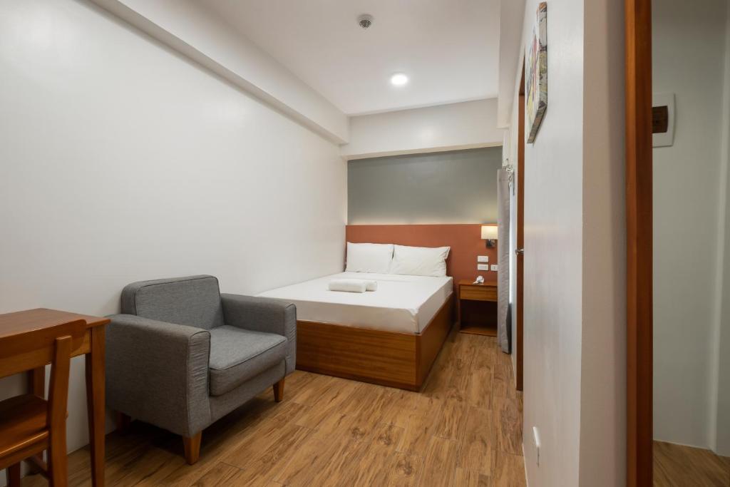 Postel nebo postele na pokoji v ubytování iHotel Uptown BGC
