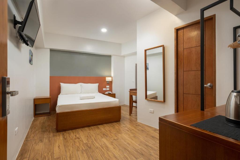 Postel nebo postele na pokoji v ubytování iHotel Uptown BGC