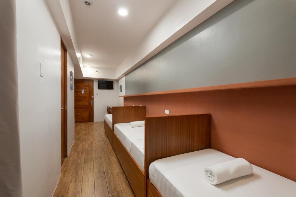 Postel nebo postele na pokoji v ubytování iHotel Uptown BGC