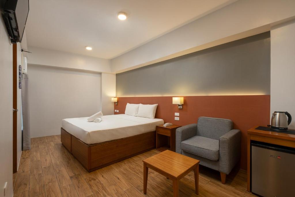 Postel nebo postele na pokoji v ubytování iHotel Uptown BGC