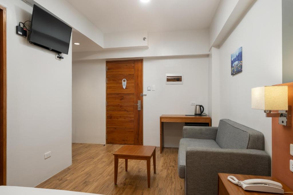 TV a/nebo společenská místnost v ubytování iHotel Uptown BGC