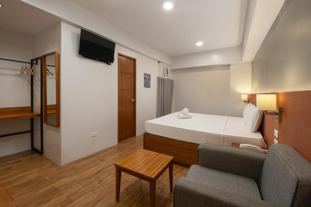 Postel nebo postele na pokoji v ubytování iHotel Uptown BGC