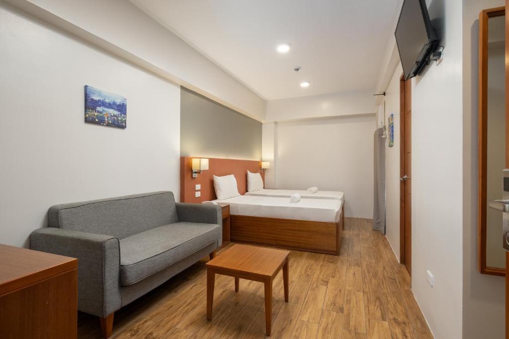 Postel nebo postele na pokoji v ubytování iHotel Uptown BGC