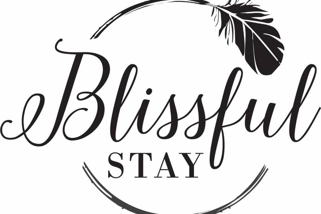 un panneau noir et blanc indiquant le séjour des buffles dans l'établissement Blissful Stay, à Potchefstroom
