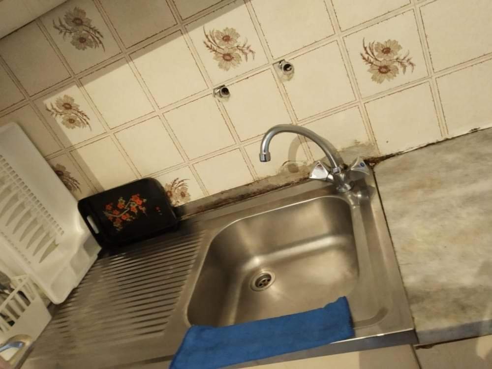 - un évier dans une cuisine avec un robinet dans l'établissement Between the Airport and the Harbour, à Mytilène