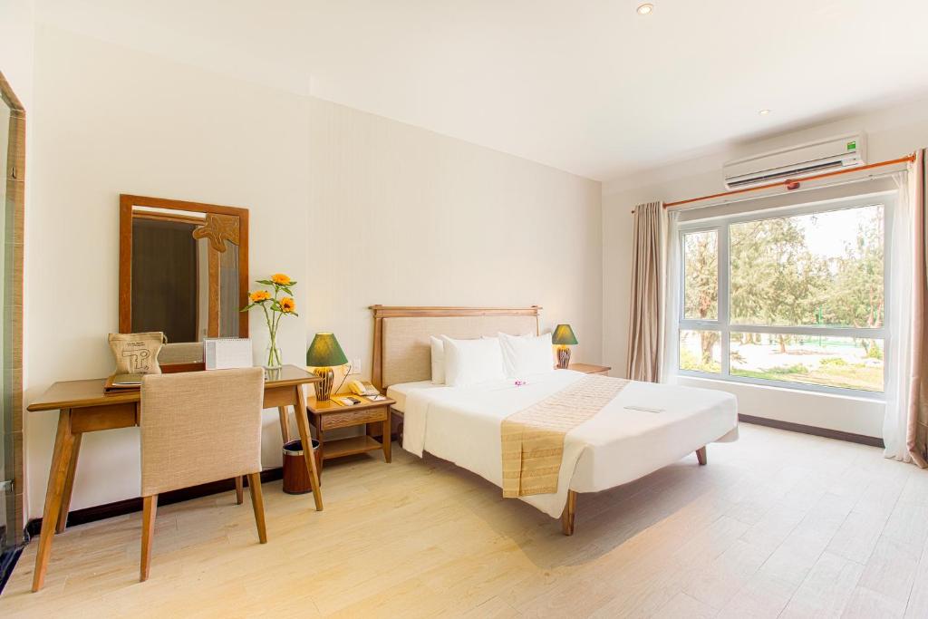 Deluxe Garden Double Room with Bathtub