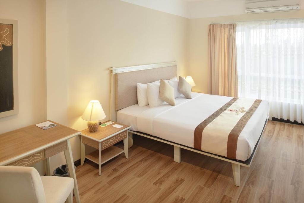 Deluxe Garden Double Room with Bathtub