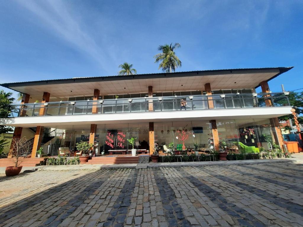 un gran edificio con muchas ventanas en Thai Hoa Mui Ne Resort en Mui Ne