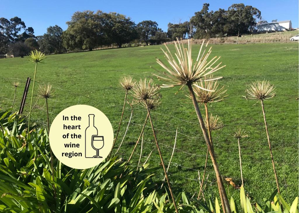 een bord in het hart van de wijnstreek naast een veld bij Adelaide Hills Escape in Woodside