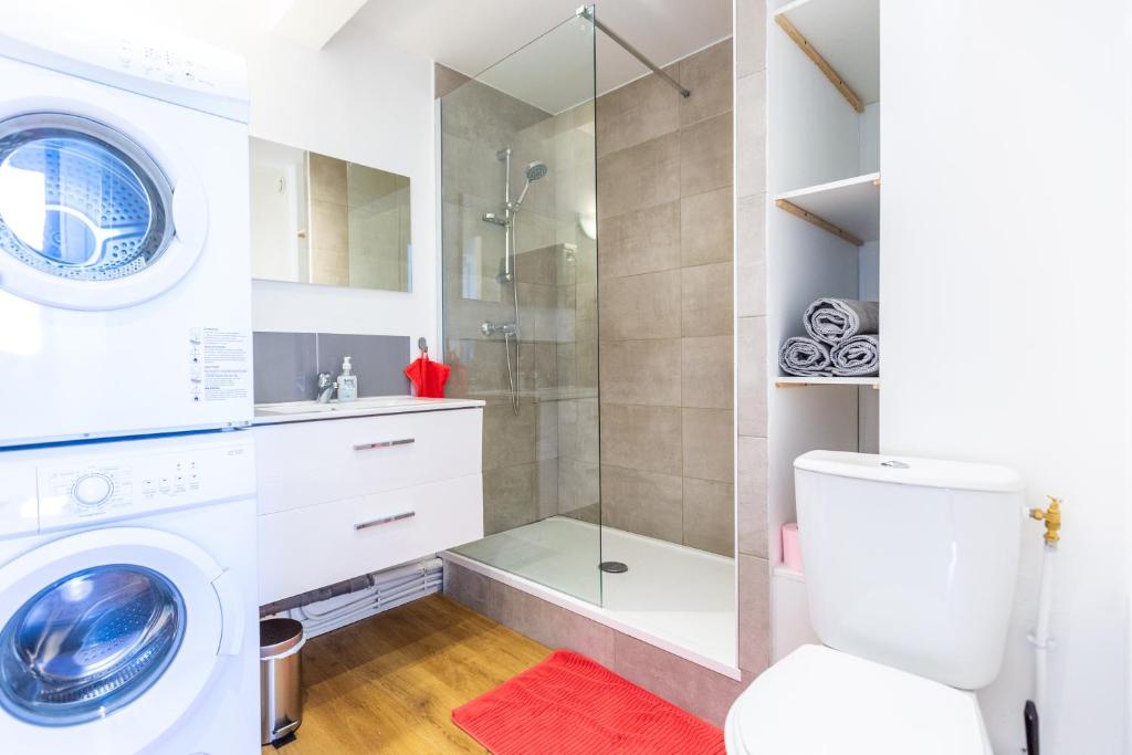 a bathroom with a washing machine and a shower at Superbe 100m2 - 2 Balcons - Proche Gare - Climatisé in Marseille