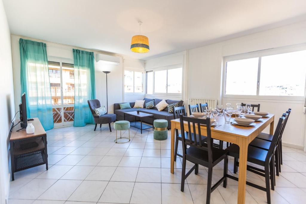 une salle à manger et un salon avec une table et des chaises dans l'établissement Superbe 100m2 - 2 Balcons - Proche Gare - Climatisé, à Marseille