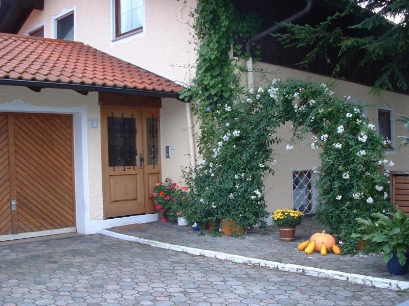 una casa con una zucca seduta fuori di Haus Obermayer a Laufen