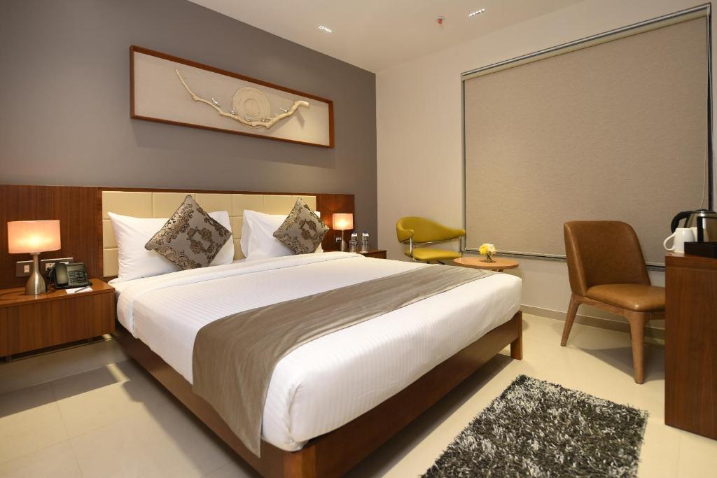 Postel nebo postele na pokoji v ubytování Morvee Hotels Durgapur