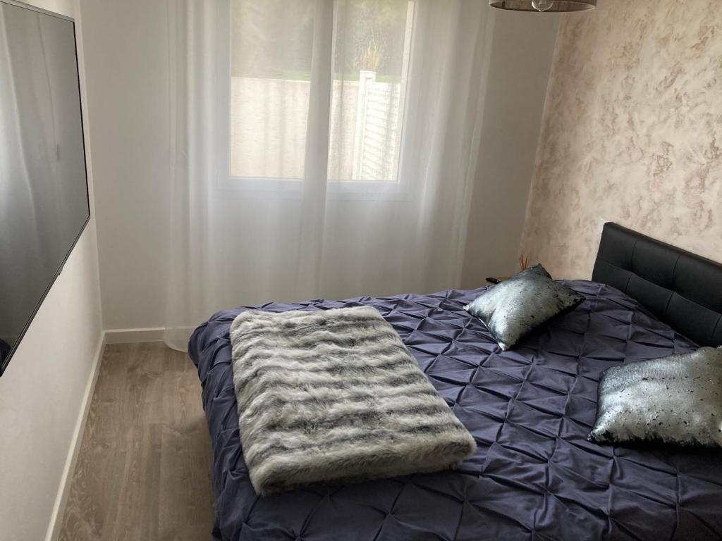 - une chambre avec un lit et une couverture dans l'établissement Appartement Confortable, à Biguglia