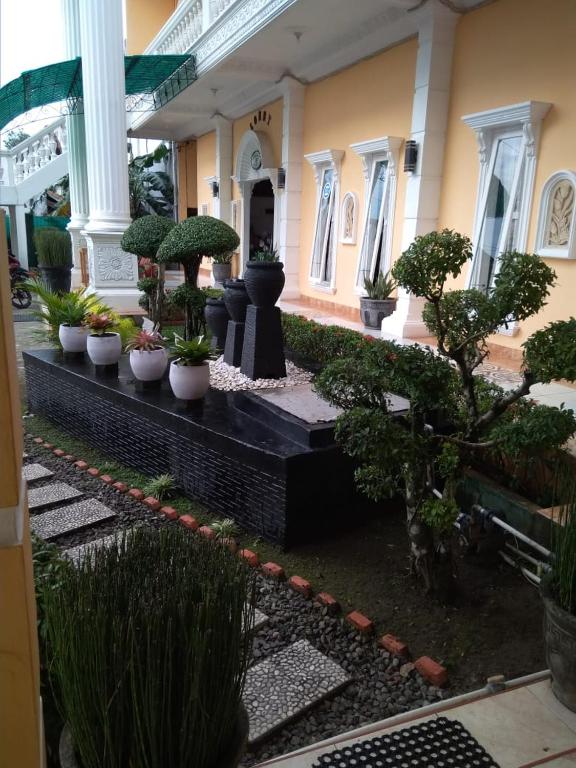 Zahrada ubytování HOTEL NAYORA PRABUMULIH