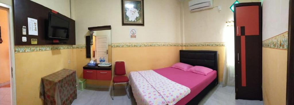Postel nebo postele na pokoji v ubytování HOTEL NAYORA PRABUMULIH