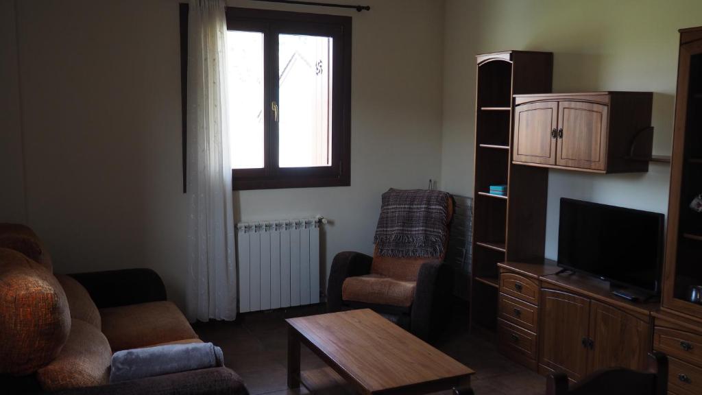 TV a/nebo společenská místnost v ubytování Casa Rural Ekoigoa