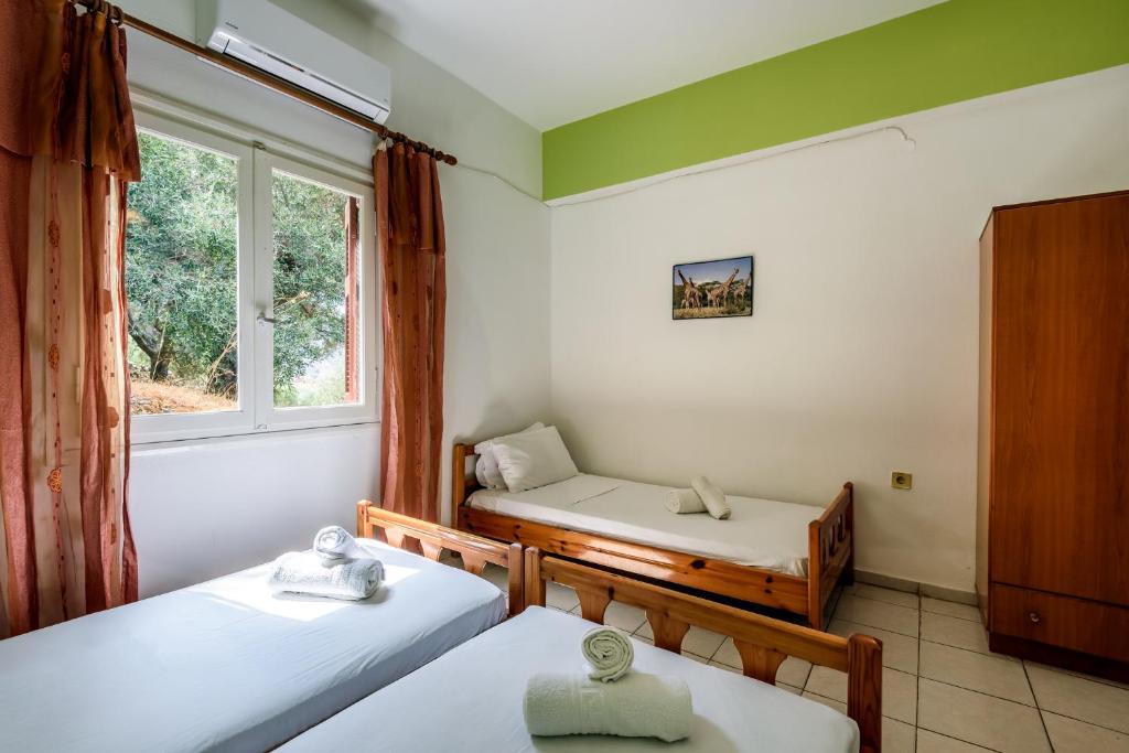 Zimmer mit 2 Betten und einem Fenster in der Unterkunft Antonis Studio in Sfinárion