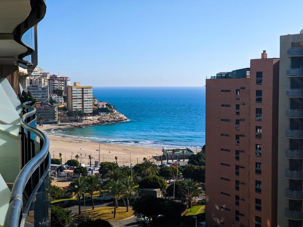 een uitzicht op het strand en de oceaan vanuit een gebouw bij SYDNEY SUN & BEACH apartments in Alicante