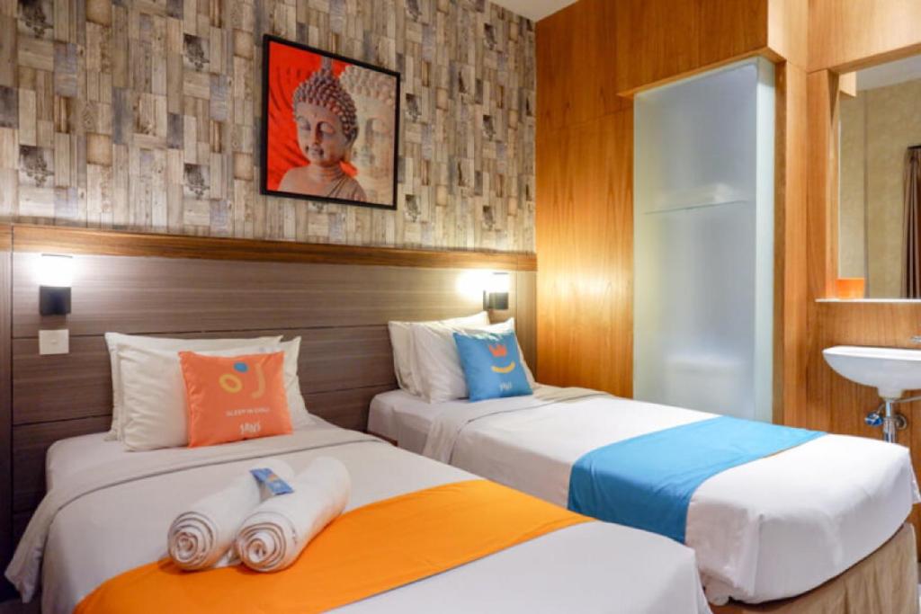 Postel nebo postele na pokoji v ubytování Sans Hotel Ekkon Yogyakarta by Reddoorz