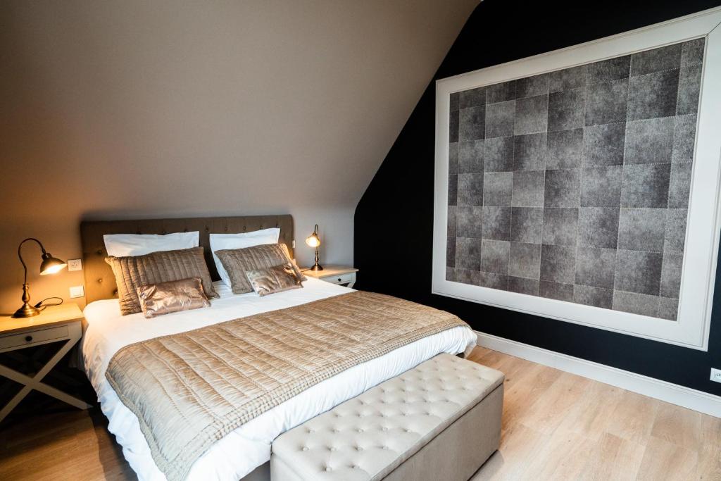 ein Schlafzimmer mit einem Bett und einem großen Bild in der Unterkunft Dartmoor Cottage in Merris