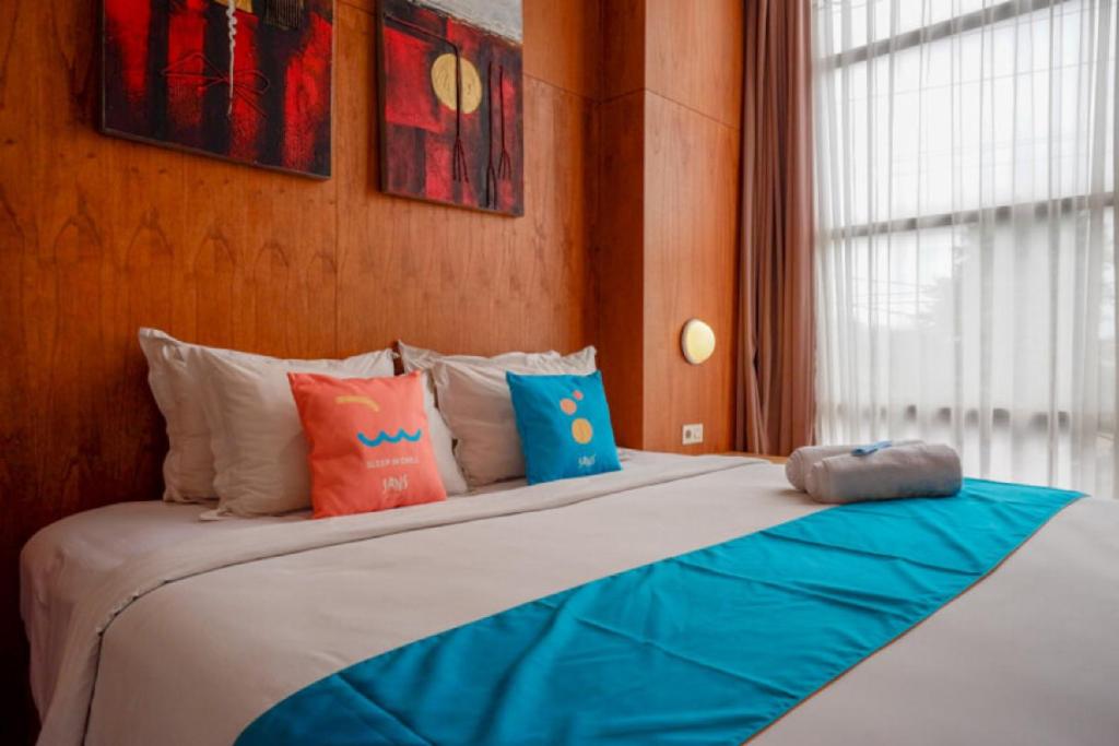 Postel nebo postele na pokoji v ubytování Sans Hotel Ekkon Yogyakarta by Reddoorz