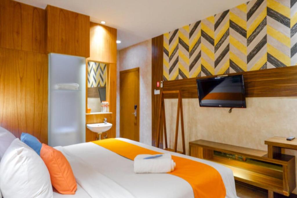 Postel nebo postele na pokoji v ubytování Sans Hotel Ekkon Yogyakarta by Reddoorz