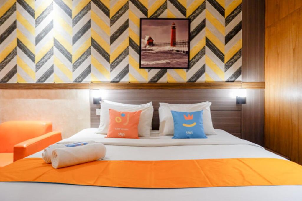 Postel nebo postele na pokoji v ubytování Sans Hotel Ekkon Yogyakarta by Reddoorz