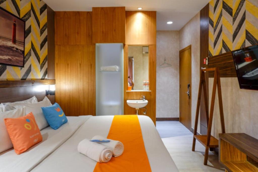 Postel nebo postele na pokoji v ubytování Sans Hotel Ekkon Yogyakarta by Reddoorz